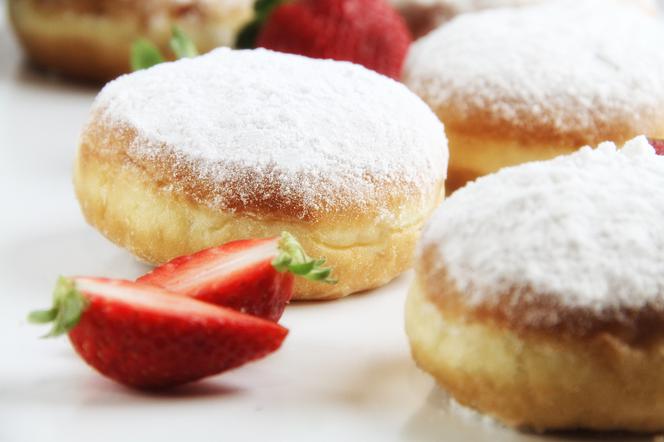 Pączki na tłusty czwartek 2022. O tym składniku się zapomina! Nie ma go w przepisach na pączki. Koniecznie go dodaj!