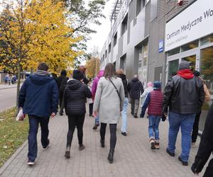 Tłumy na cmentarzu przy ul. Poprzecznej. Olsztynianie odwiedzają groby bliskich [ZDJĘCIA]