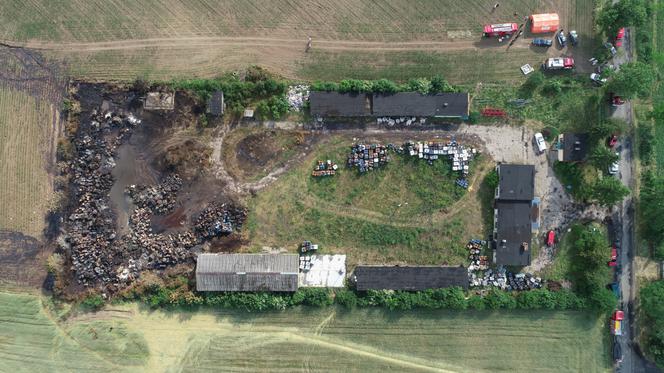 Gigantyczny pożar składowiska odpadów w miejscowości Wszedzień postawił na nogi straż pożarną z regionu