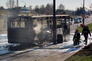 Autobus miejski spłonął doszczętnie na środku ulicy! Szok w Łodzi [ZDJĘCIA]