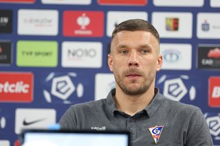 Wiecie, jaka naprawdę jest stawka derbów? Lukas Podolski wyłożył karty na stół, walnął prosto z mostu