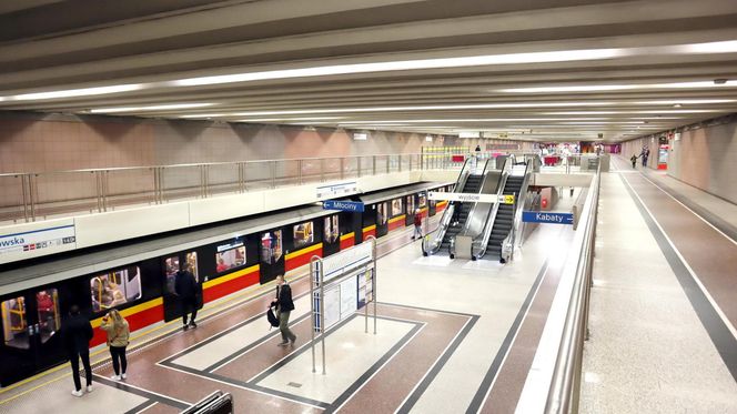 Metro w Warszawie już wozi pasażerów, ale wciąż są drążone nowe linie