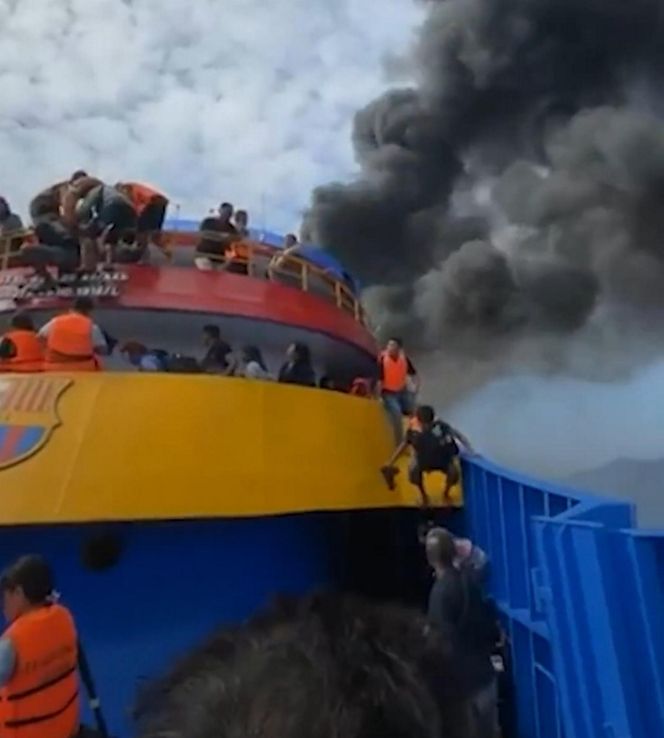 Pożar promu wycieczkowego. Ludzie skakali do wody, wszystko się nagrało! "Pomocy, płoniemy na morzu"