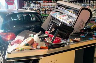 85-latek wjechał toyotą do sklepu. Kasjerka w szpitalu. Wypadek pod Kościanem [ZDJĘCIA]