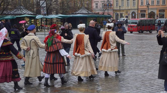 Polonez dla Fredry 2025 we Wrocławiu. Maturzyści zatańczyli na Rynku [ZDJĘCIA]