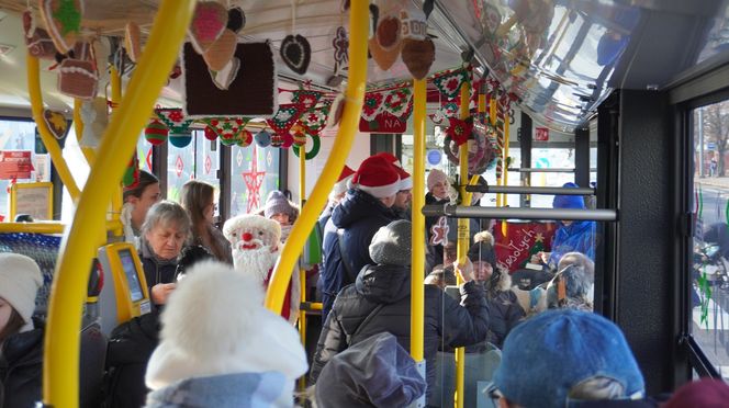 Mikołajkowy trolejbus wyjechał na ulice Lublina! Jakie dekoracje świąteczne zdobią jego wnętrze? Zobacz koniecznie