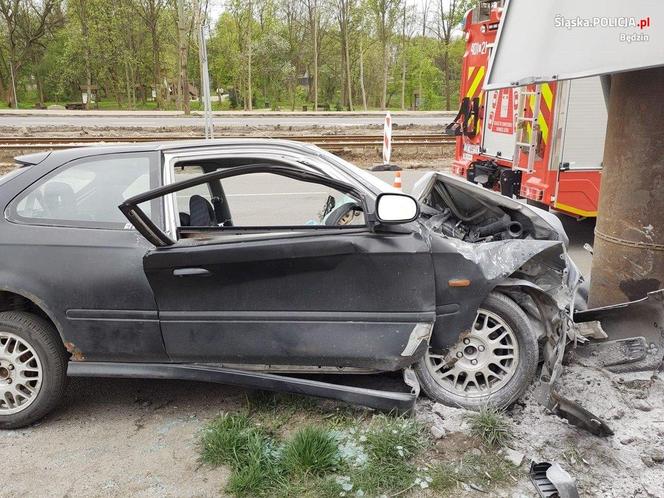 Młody mężczyzna NIE ŻYJE! Jego auto roztrzaskało się na słupie w Będzinie. Wstrząsające zdjęcia 