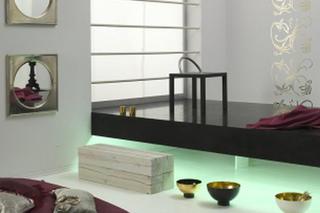 Sypialnia minimalistyczna w kolorze białym i czarnym: aranżacja sypialni w stylu orientalnym