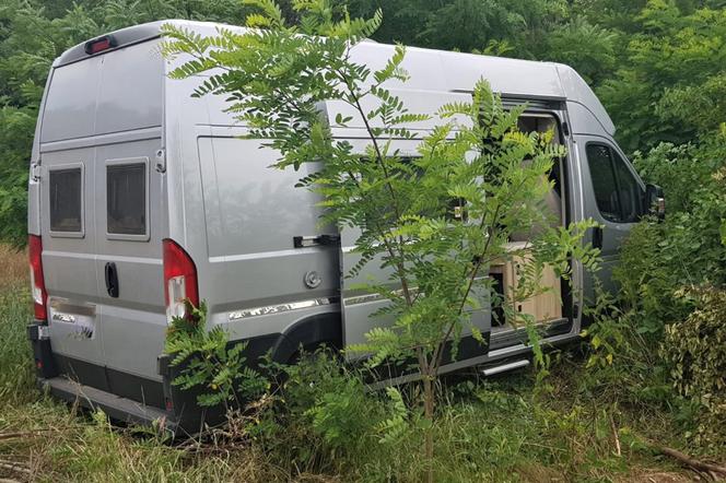 Skradziony w Berlinie, znaleziony w Zielonej Górze! Kampera za ćwierć miliona złodziej porzucił w lesie - ZDJĘCIA