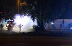 Potworny wypadek w Płocku. Wypadli z drogi, uderzyli w drzewo. Dwoje ludzi spłonęło w samochodzie	