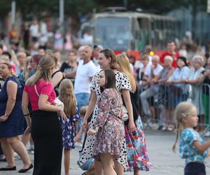 Potańcówki przed Teatrem Śląskim w Katowicach. Roztańczony Wyspiański porwał tłumy