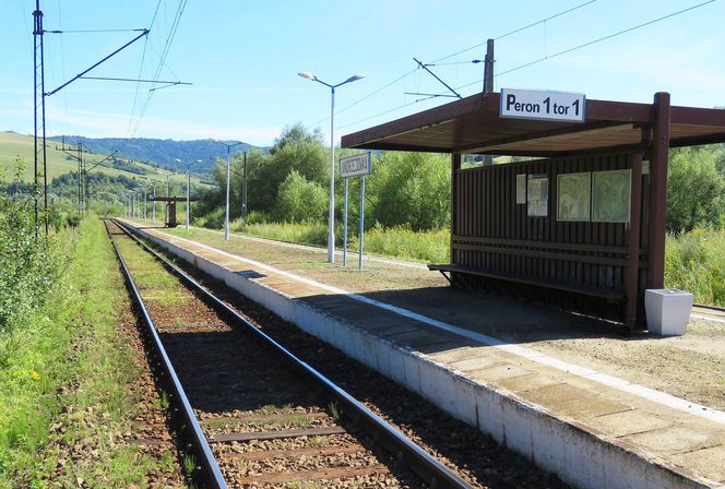 To jedna z najmniejszych małopolskich wsi. Kiedyś król Polski podarował ją biskupowi z Krakowa 