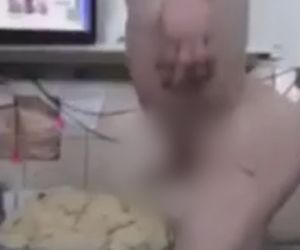 Wielkopolska. Napalony nagi kucharz ugniatał ciasto penisem! Mamy nagranie. Wszystko widać