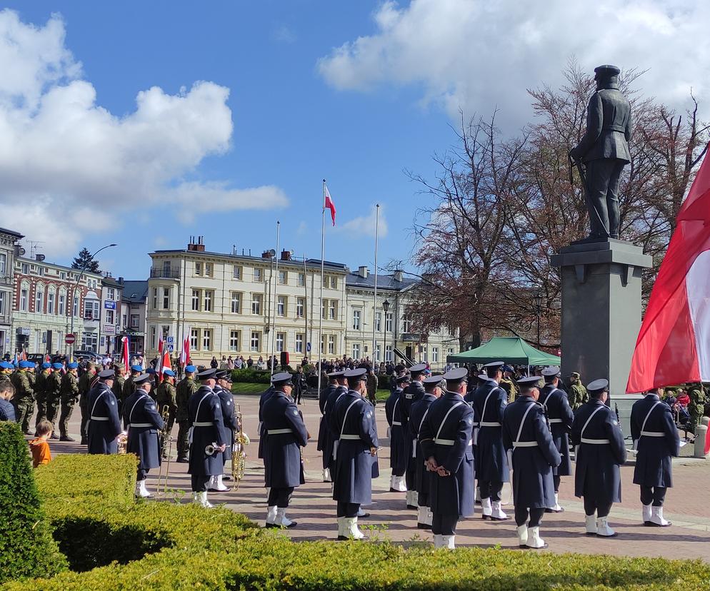 Uroczystość pod pomnikiem marszałka Józefa Piłsudskiego w Koszalinie