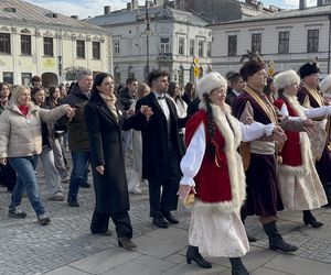 Maturzyści z Nowego Sącza zatańczyli poloneza na Rynku 