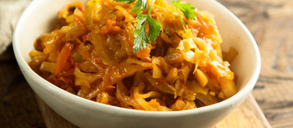 Kiszona kapusta duszona z syropem klonowym - przepis na danie o niezapomnianym smaku
