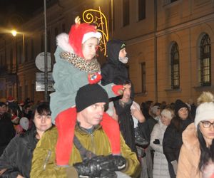 Orszak Świętego Mikołaja i choinka w Rynku w Kielcach