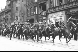 Defilady wojskowe na starych zdjęciach