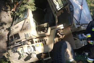 Amerykańska ciężarówka - zderzenie z drzewem 