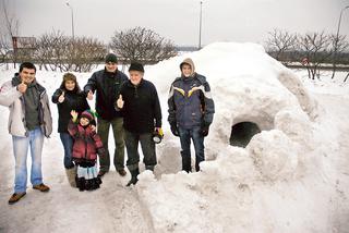 Z nudów zbudowali sobie igloo