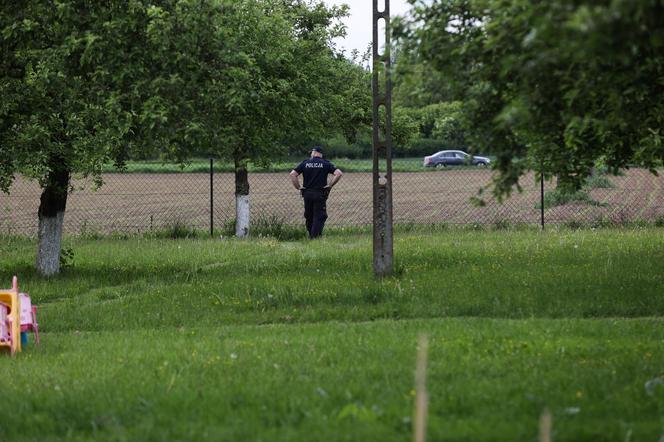 Makabryczne odkrycie w Woli Szczucińskiej. Ciała dwóch dziewczynek w pogorzelisku