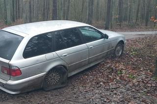 BMW porzucone w lesie