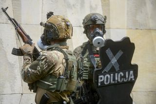 Koniec akcji antyterrorystów w Krakowie. Mężczyzna został wyprowadzony przez policję