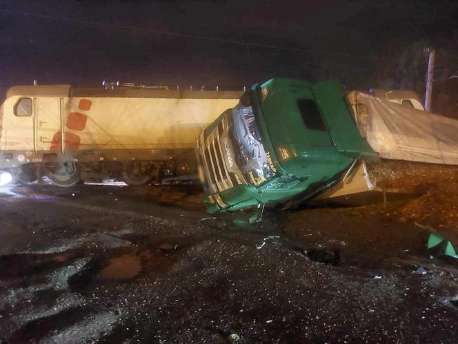 Łódź. Wypadek na przejeździe kolejowym. Tir zderzył się z pociągiem towarowym [ZDJĘCIA].