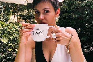 Pola Gonciarz z dyplomem magistra sztuki Akademii Teatralnej w Warszawie