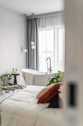 Apartament w Poznaniu - sypialnia z wanną