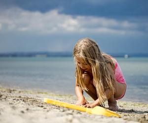 Biorę ten produkt na plaże! Problem z wszędobylskim piaskiem znika w mgnieniu oka