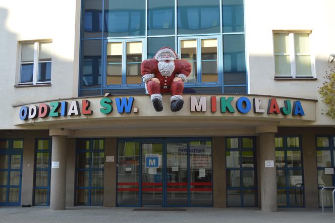 Licealiści odwiedzają małych pacjentów oddziałów dziecięcych szczecińskich szpitali