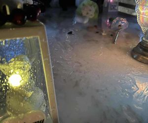 Szok na cmentarzu! Z grobu małego Stasia zniknęły ukochane zabawki. Rodzina apeluje