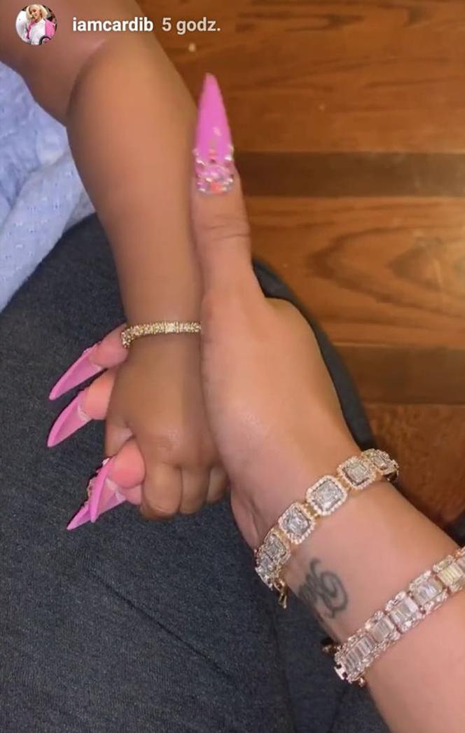 Cardi B pokazuje bransoletkę córki 