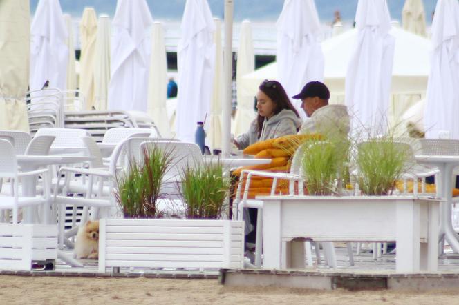 Piotr Żyła i Marcelina Ziętek na plaży