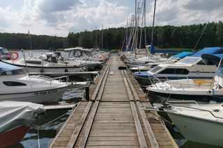 Wygląda jak wakacyjny kurort, przyciąga miłośników sportów wodnych. Warszawiacy chętnie spędzają tam upalne weekendy 