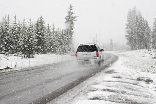 Śliska nawierzchnia i intensywne opady śniegu. Trudne warunki na drogach w Małopolsce