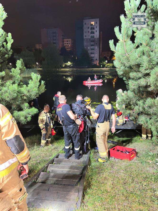 Tragedia w Chorzowie. W stawie utonęły dwie osoby. Poszli popływać we trójkę, wypłynął tylko jeden