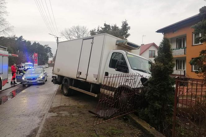 Ciężarówka uderzyła w ogrodzenie, mężczyzna nie przeżył