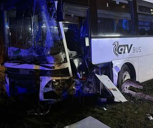 Tragedia we Wręczycy Wielkiej. Kobieta jechała z 11-letnim dzieckiem. Zginęła w zderzeniu z autobusem 