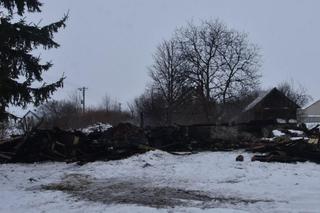 Radzyń Podlaski. 57-latek spalił swój dom. Chciał rozpalić w piecu benzyną