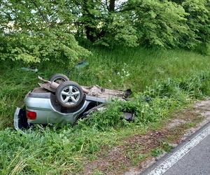   Tragiczny wypadek pod Węgorzewem. Samochód rozpadł się na pół. Kierowca zginął na miejscu