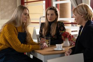 Na Wspólnej odc. 3842: Danka (Lucyna Malec), Daria (Patrycja Topajew), Kasia (Julia Chatys)