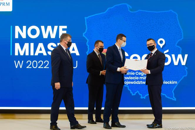 Premier Mateusz Morawiecki wręcza akty nadania praw miejskich