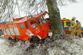 Strażak z promilami, wóz strażacki rozbił się na drzewie