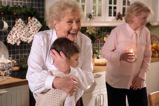 M jak miłość świąteczny odcinek specjalny. Wigilia Mostowiaków. Marta (Dominika Ostałowska), Barbara (Teresa Lipowska), Misiek (Aleksander Bożyk)