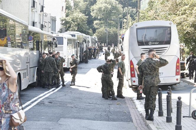 Tłumy na defiladzie wojskowej w Warszawie