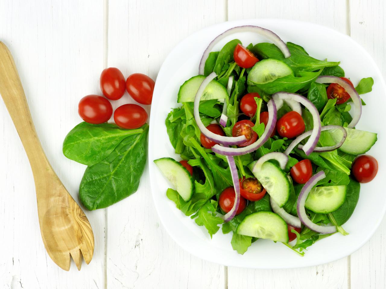 Sałatka orientalna - przepis na lekką, warzywną przekąskę
