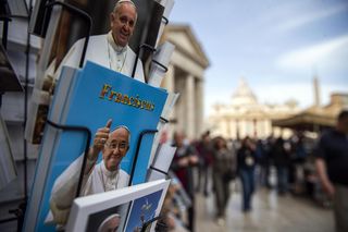 Papież Franciszek nie żyje. Wierni modlą się na Placu Św. Piotra