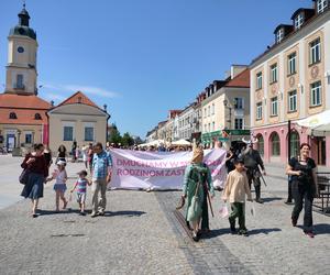 Chcieli podkreślić potrzebę swoich działań. Ulicami Białegostoku przeszedł Marsz Rodzin Zastępczych